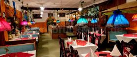 Gastraum mit bunten Tiffany-Lampen