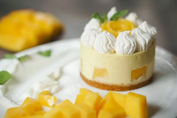 Frische Mango mit Eiscreme